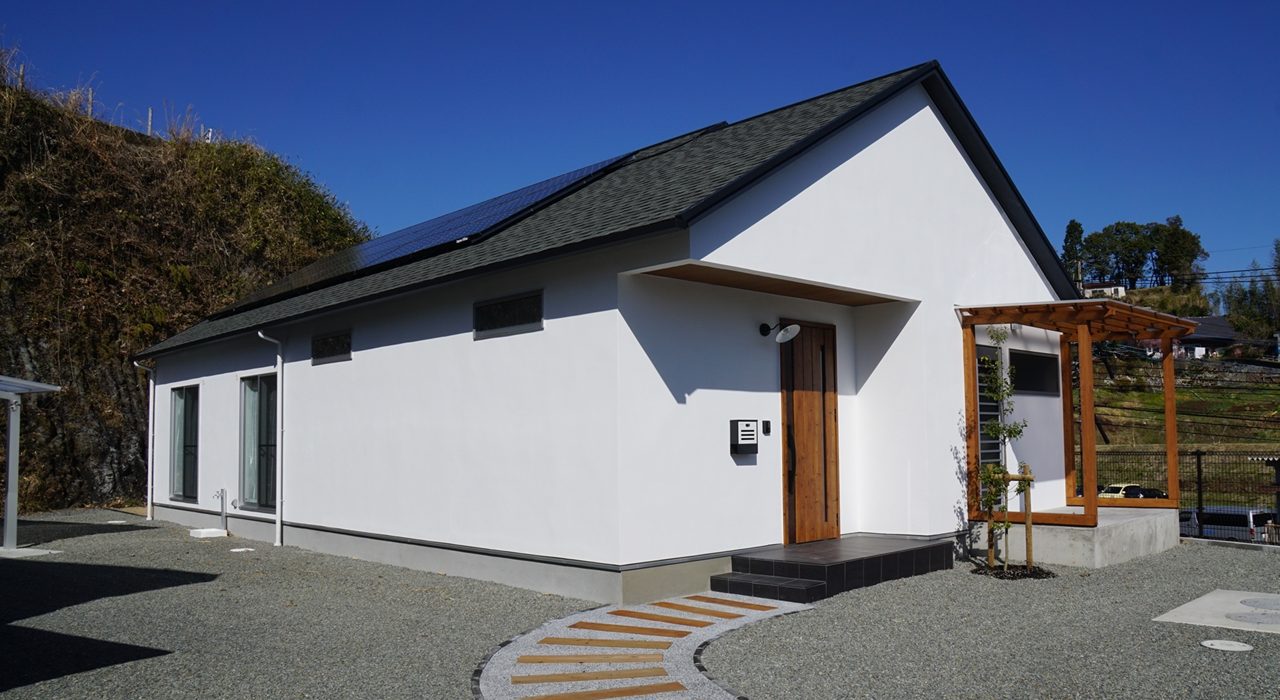 青と白と 三角屋根の家 有限会社ベネッツ 青と白と 三角屋根の家 有限会社ベネッツ