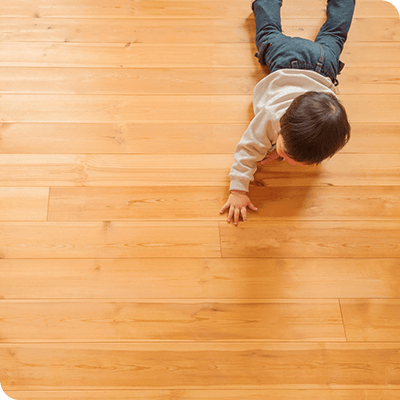 床で遊ぶ子どものイメージ