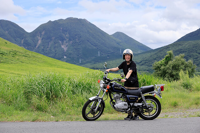 塚原を背景に愛車と熊野御堂さん