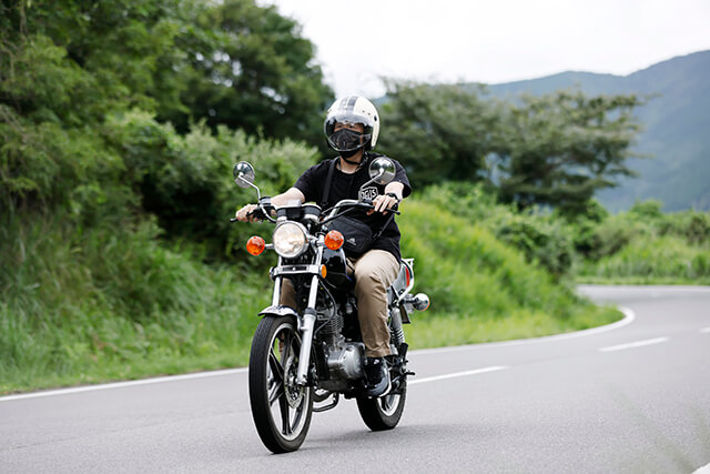 塚原高原をバイクで走る熊野御堂さん