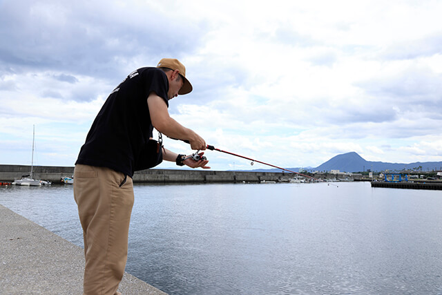 自宅近くの漁港で釣りをする熊野御堂さん