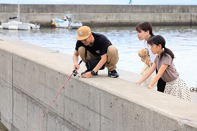 一緒に釣りを楽しむ、奥様のめぐみさん、娘の莉央さん、そして愛犬のラブちゃん